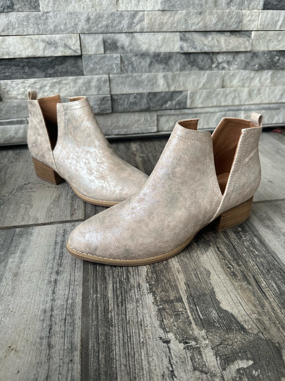 🌸 NEW Arider  Shimmer Metallic Ankle Booties Chunky Block Heel Cutout Sides Sz 8